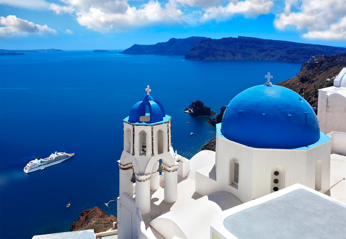 5 Reasons to Visit Santorini